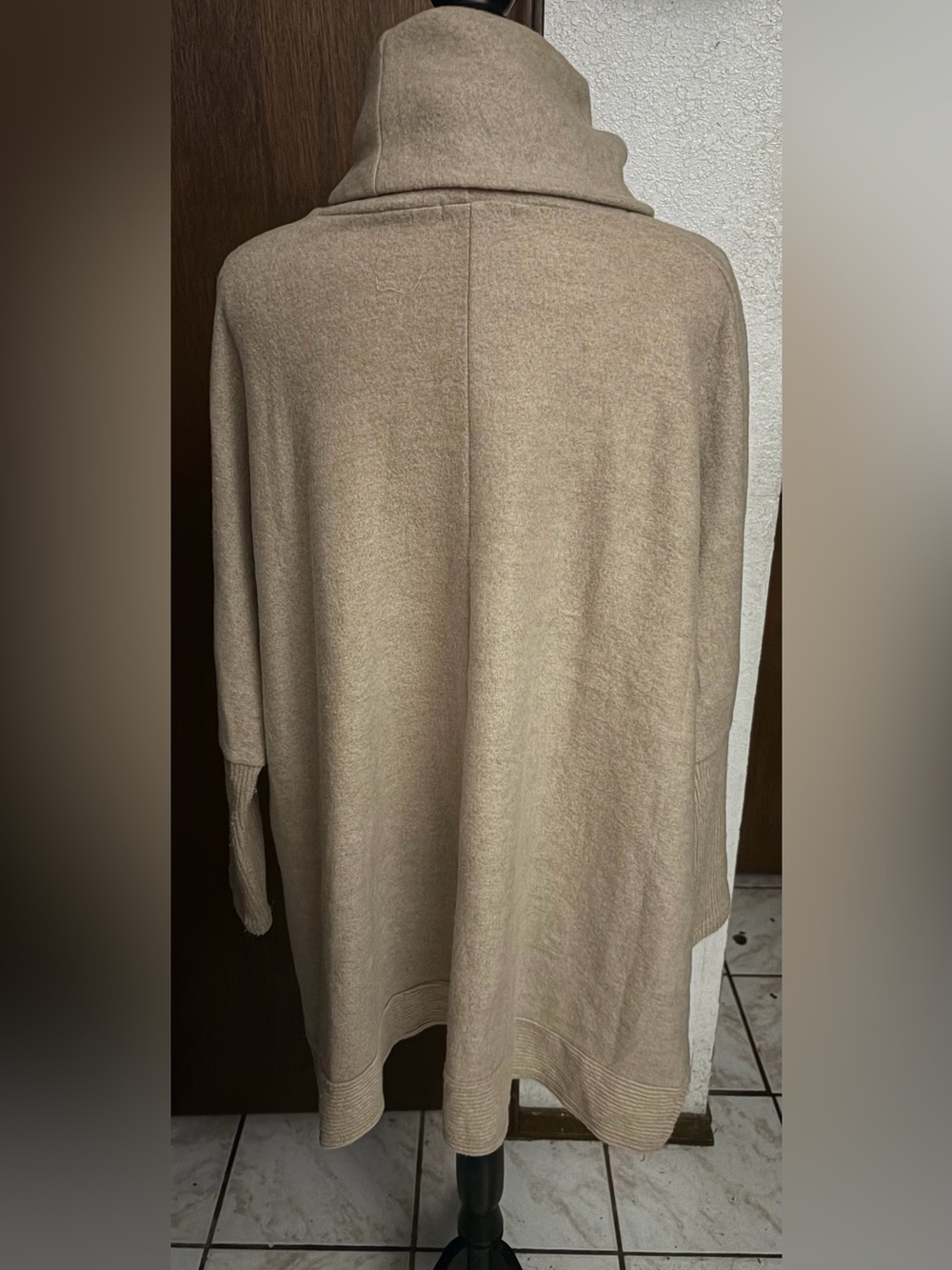 Cherish - Brushed Knit Cowl
Turtleneck High Low size XS /s